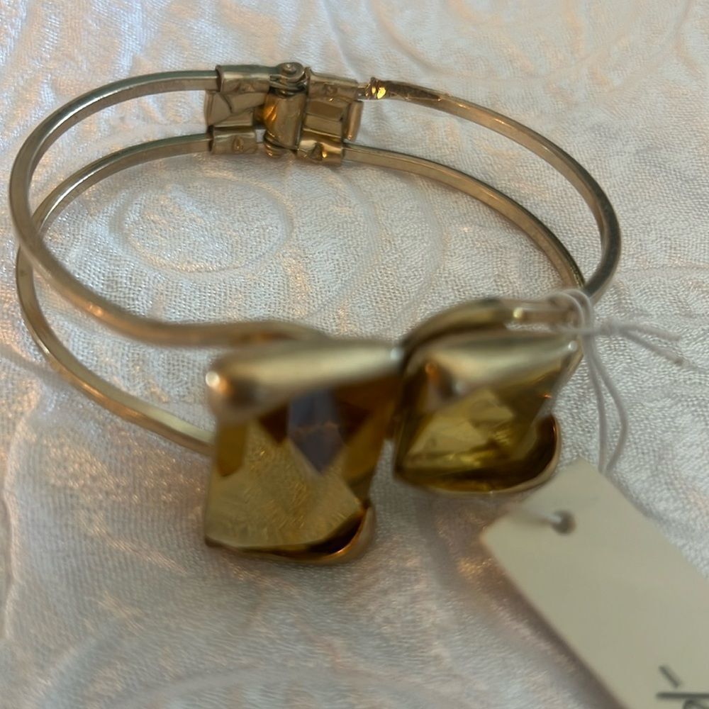 KENNETH COLE FASHIONABLE GOLDTONE EXPANDABLE BANGLE. NEW